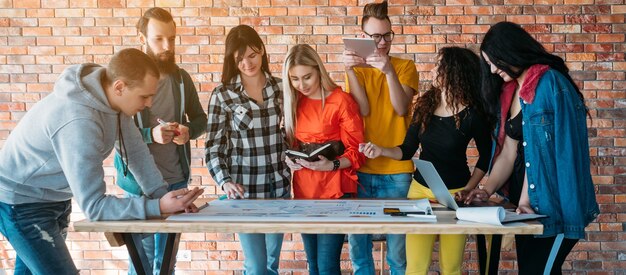 affari dei millennial. lavoro di squadra di successo. persone che lavorano insieme sul progetto.