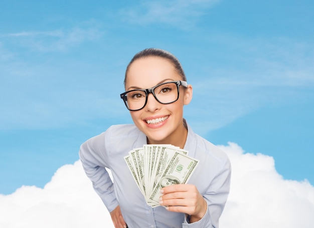 affari, denaro e concetto bancario - sorridente imprenditrice in occhiali con denaro contante dollaro nel cielo blu con sfondo bianco nuvola