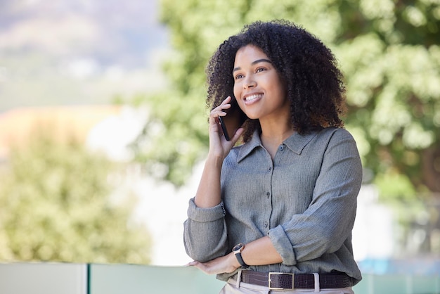 Affari di comunicazione o donna di colore durante una telefonata in rete per una negoziazione di affari all'aperto Il nostro vision worker o manager donna parla di conversazione o parla di obiettivi o missione