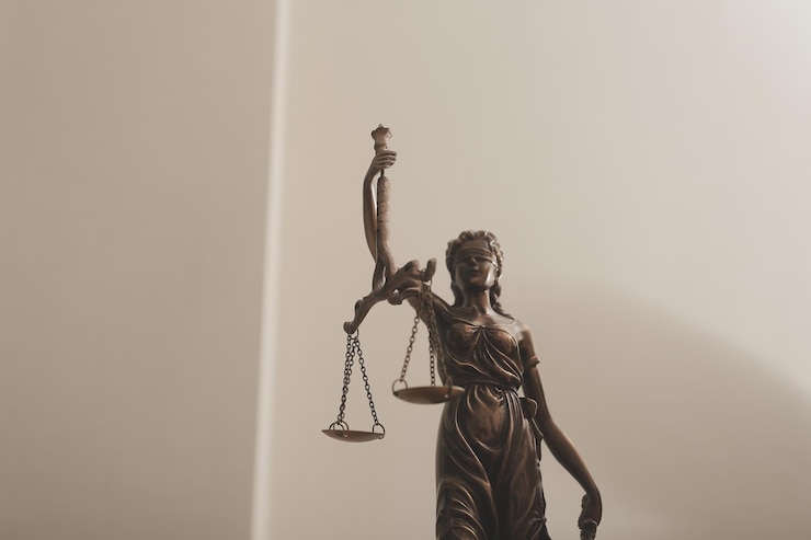 Foto affari e avvocati discutono i documenti contrattuali con scala in ottone sulla scrivania in ufficio servizi legali di diritto consulenza immagine di concetto di giustizia e diritto con effetto grana della pellicola