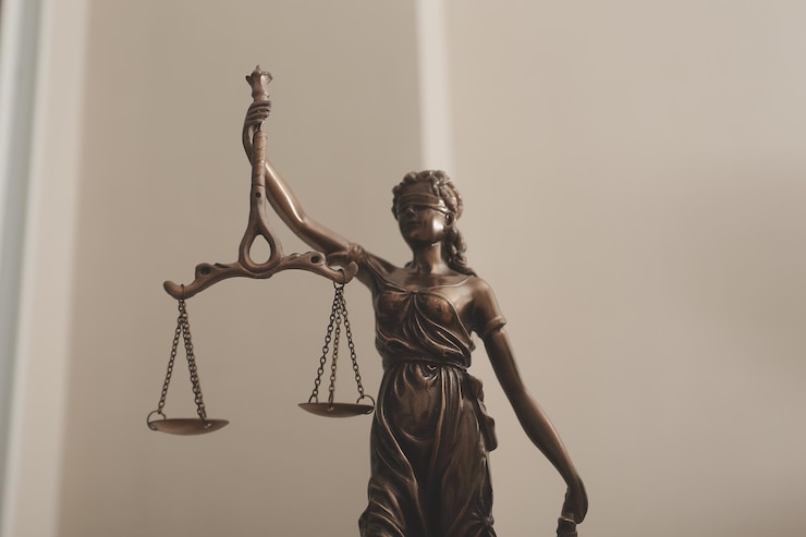 Foto affari e avvocati discutono i documenti contrattuali con scala in ottone sulla scrivania in ufficio servizi legali di diritto consulenza immagine di concetto di giustizia e diritto con effetto grana della pellicola