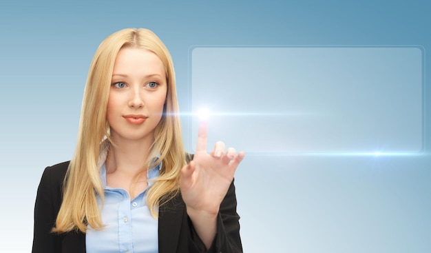 affari e tecnologia futura - attraente donna d'affari che tocca lo schermo virtuale