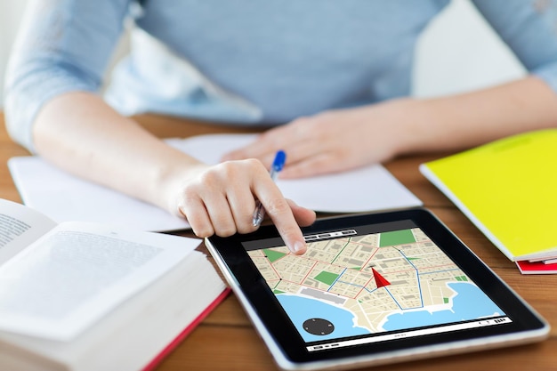 affari, posizione, navigazione, tecnologia e concetto di internet - primo piano di una studentessa con mappa navigatore gps su computer tablet pc e notebook a casa