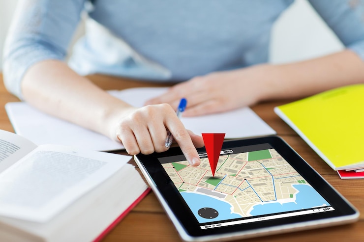 Foto affari, posizione, navigazione, tecnologia e concetto di internet - primo piano di una studentessa con mappa navigatore gps su computer tablet pc e notebook a casa