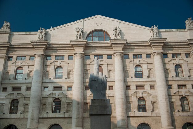 Affari quadrati di Milano con la scultura