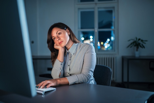 Affari, superlavoro, persone, scadenza e concetto di tecnologia. Lavoro non igienico