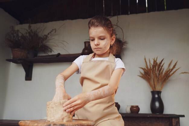 Affascinante bambina artigiana che gode di arte e produzioni della ceramica