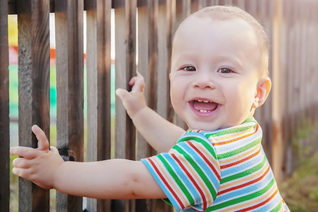 Affascinante bambino allegro che impara a camminare o fare i primi passi all'aperto, primo piano