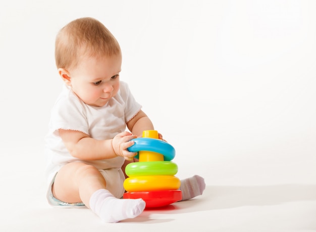 Affascinante bambino carino in tuta bianca