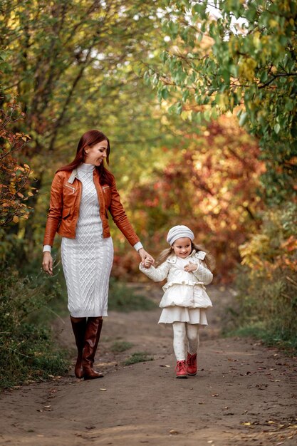 Affascinante bella madre cammina con la piccola figlia