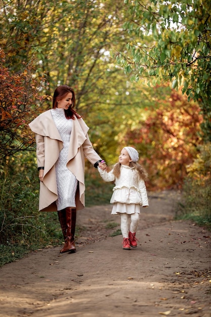 Affascinante bella madre cammina con la piccola figlia