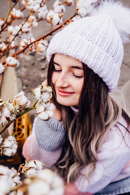 Affascinante bella ragazza con fiori di cotone