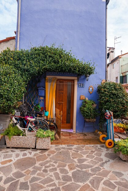 Affascinante casa blu con bicicletta di fronte pittoresca architettura veneziana in un ambiente pittoresco