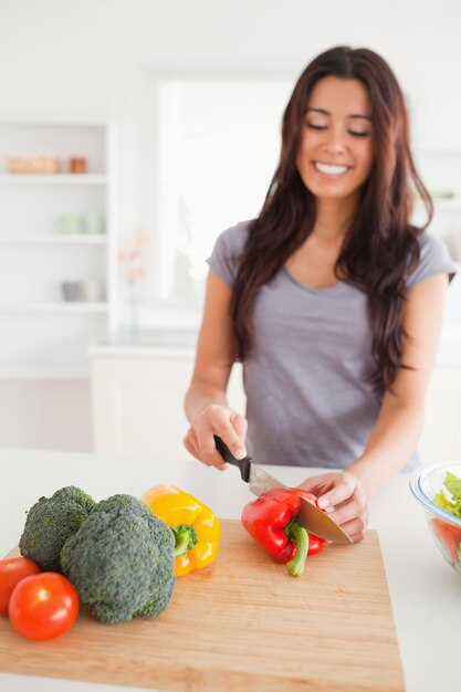 Affascinante cucina femminile verdure in piedi