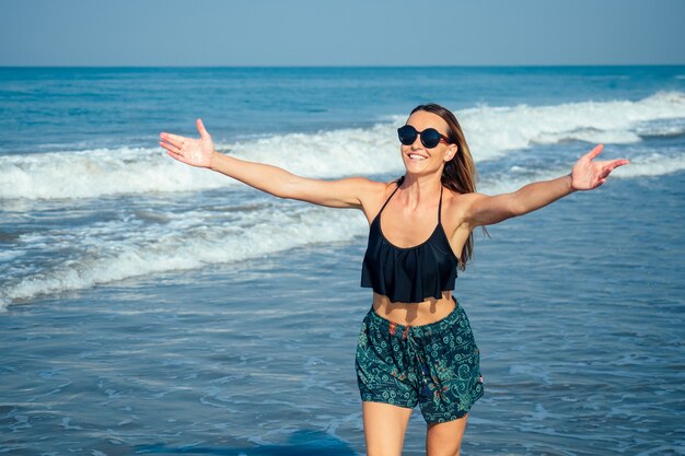 Affascinante donna corre per incontrarsi sulla spiaggia