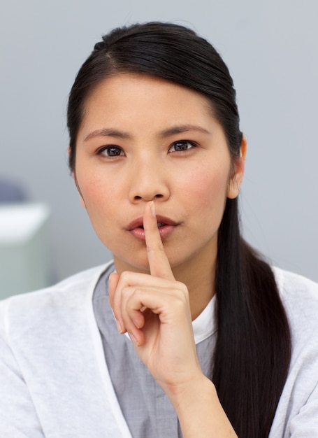 Affascinante donna d&#39;affari che chiede il silenzio