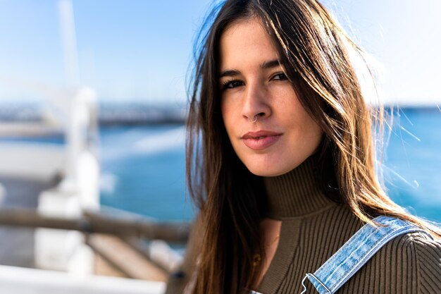 Affascinante donna etnica in riva al mare