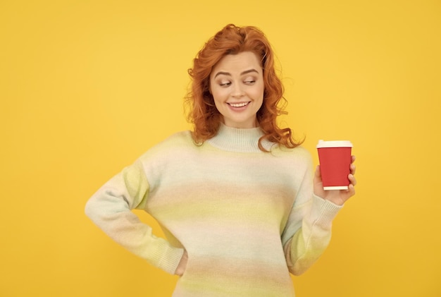 Affascinante donna rossa faccia ritratto bere caffè dalla tazza di carta bevanda da asporto