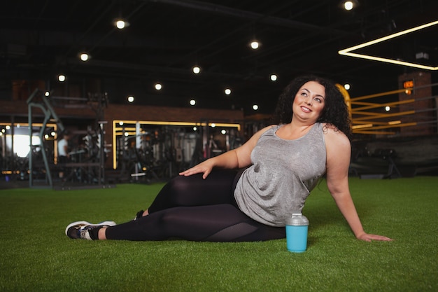 Affascinante donna taglie forti in palestra