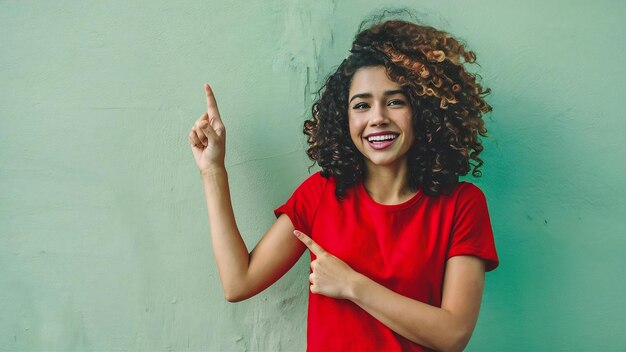 Affascinante flirtante e femminile spensierata giovane donna afroamericana con i capelli ricci in maglietta rossa