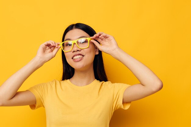 Affascinante giovane donna asiatica mani gesto emozioni vista ritagliata stile di vita inalterato