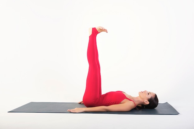 affascinante istruttore di yoga mostra come eseguire correttamente le asana