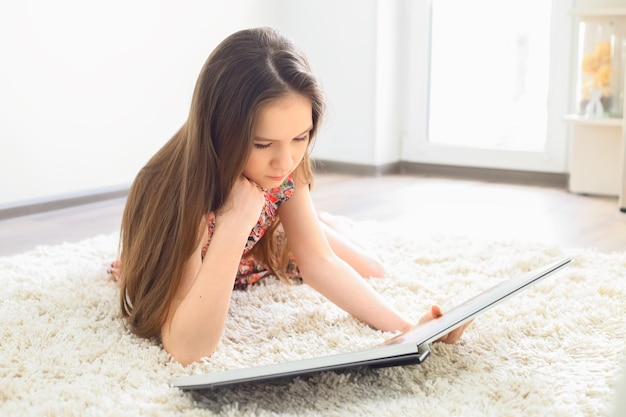 Affascinante libro di lettura della bambina