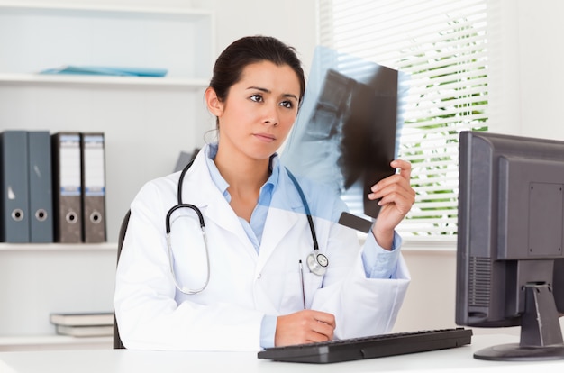 Affascinante medico femmina guardando una radiografia