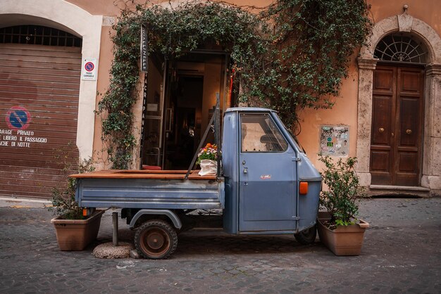 Affascinante paesaggio cittadino italiano con camion di scimmie e strade di ciottoli