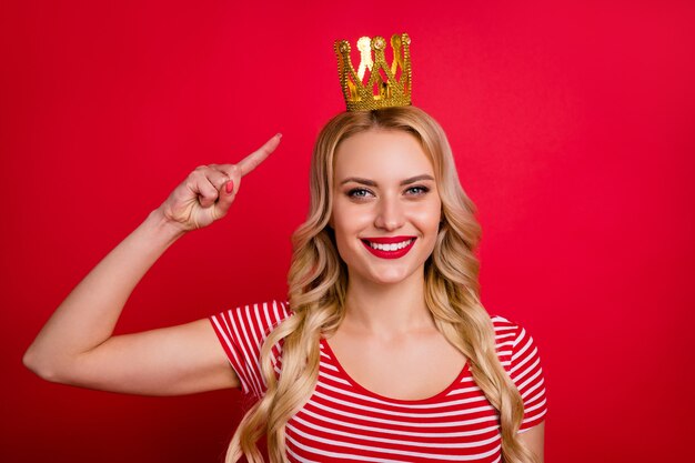 affascinante ragazza bionda reginetta del ballo indossa diadema d'oro testa diretta del dito