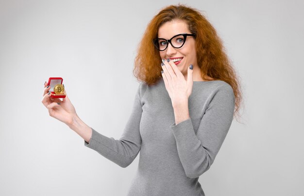 Affascinante ragazza con i capelli rossi