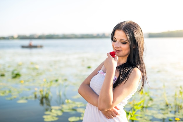 Affascinante ritratto femminile sul lago