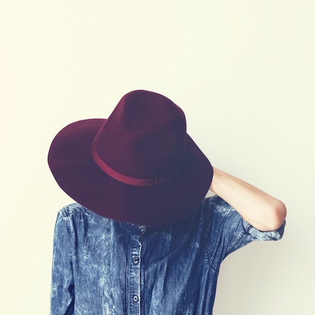 Affascinante signora della moda con un'elegante camicia di jeans e un cappello. Stile vintage