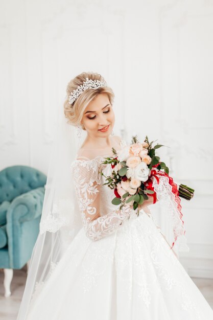 Affascinante sposa in abito da sposa