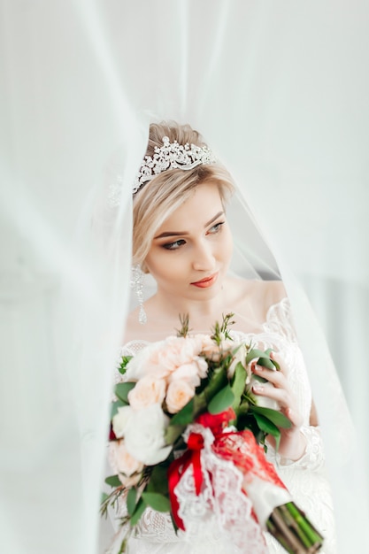 Affascinante sposa in abito da sposa