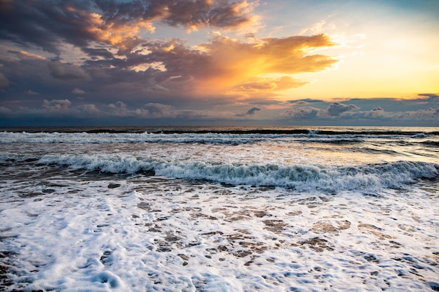 Affascinante tramonto sulla spiaggia del Mar Nero in Georgia