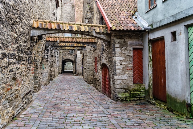 Affascinante vicolo medievale con archi di piastrelle a Tallinn Estonia.