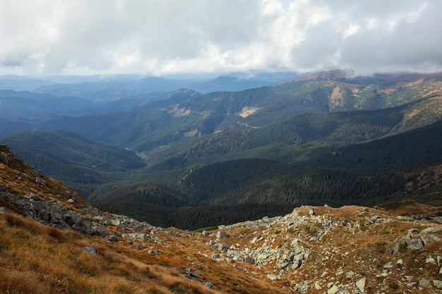 Affascinante vista sulla cima della montagna dei Carpazi in Ucraina