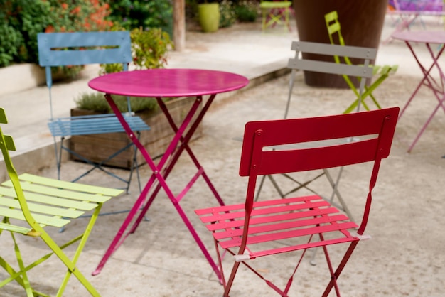 Affascinanti sedie blu verde e rosa sul bar ristorante all'aperto bar e tavoli in acciaio terrazza colorata