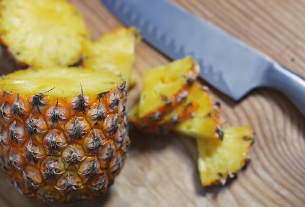 Affetta il coltello tagliato a fette di ananas