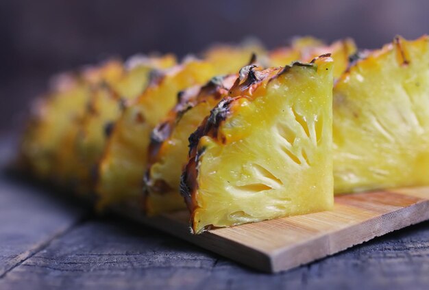 Affetta il coltello tagliato a fette di ananas