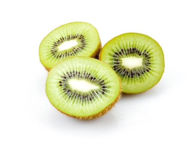 Affetta il kiwi isolato su fondo bianco