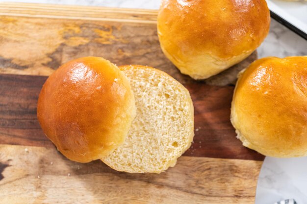 Affettare il panino brioche appena sfornato su un tagliere di legno.