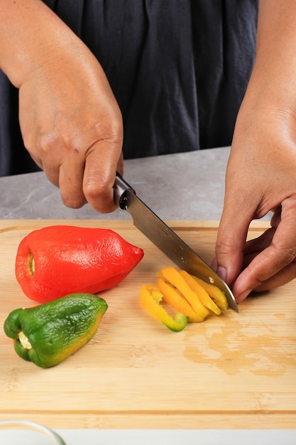 Affettare il peperone giallo o la paprika, processo di cottura