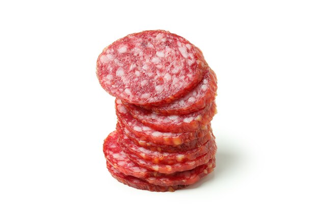 Affettare il salame salsiccia isolato su sfondo bianco