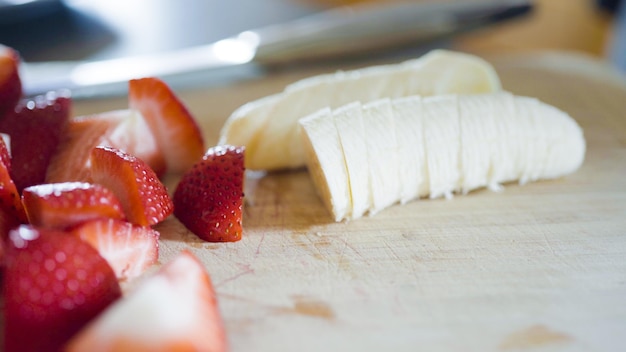 Affettare la banana fresca su un tagliere di legno.