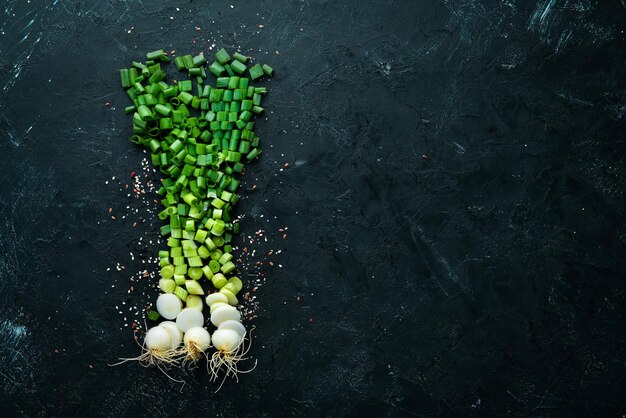 Affettare le cipolle verdi su un tavolo di legno Verdure fresche Vista dall'alto Spazio libero per il testo