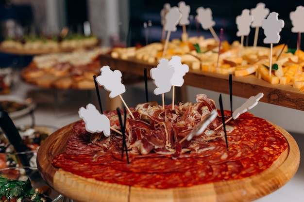 Affettare salame bordo di legno spiedini forma leone