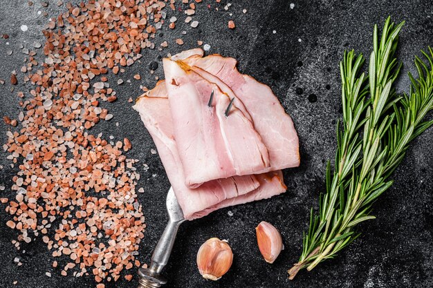 Affettato di carne di suino, Prosciutto cotto. Sfondo nero. Vista dall'alto.