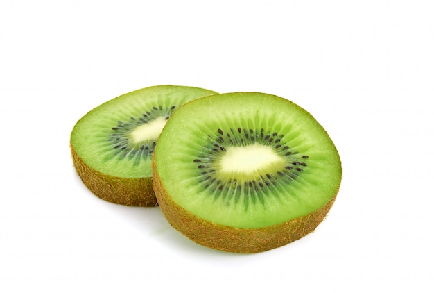 Affettato di kiwi isolato